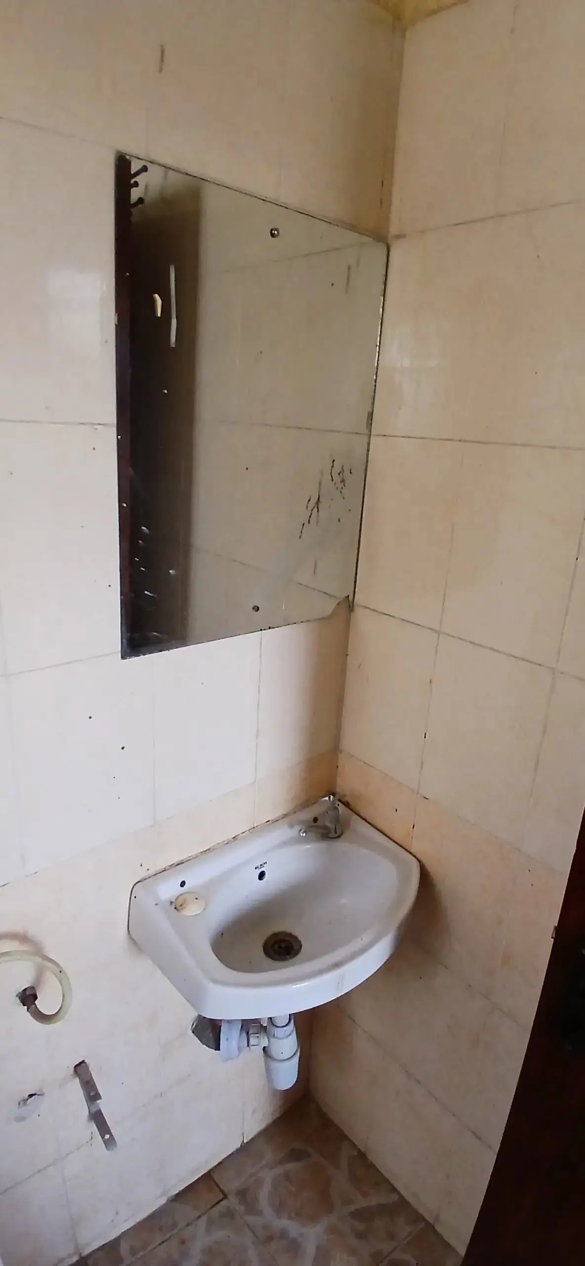 Compact bathroom with corner sink and mirror cabinet