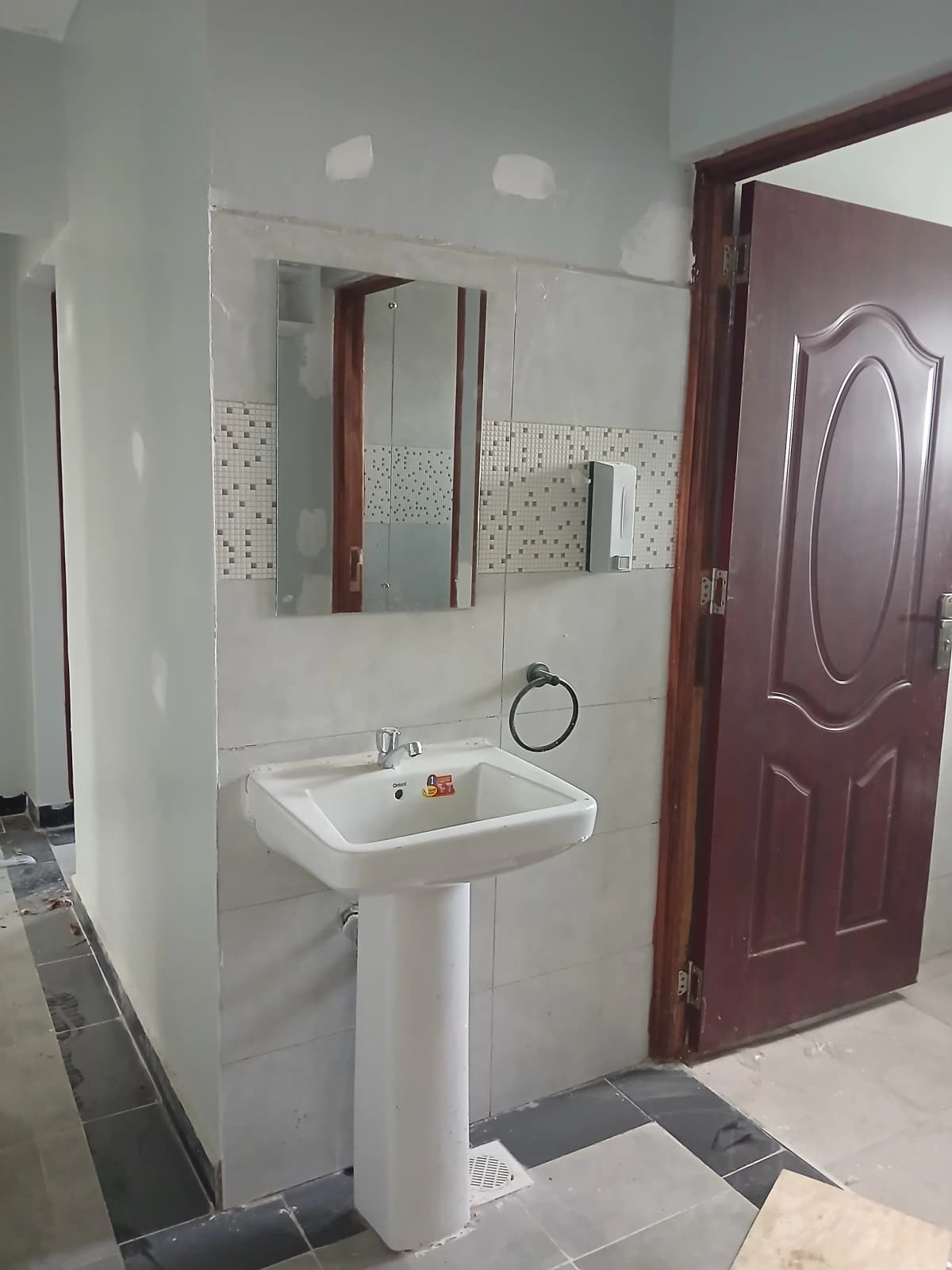 Modern bathroom with pedestal sink and mirrored cabinet