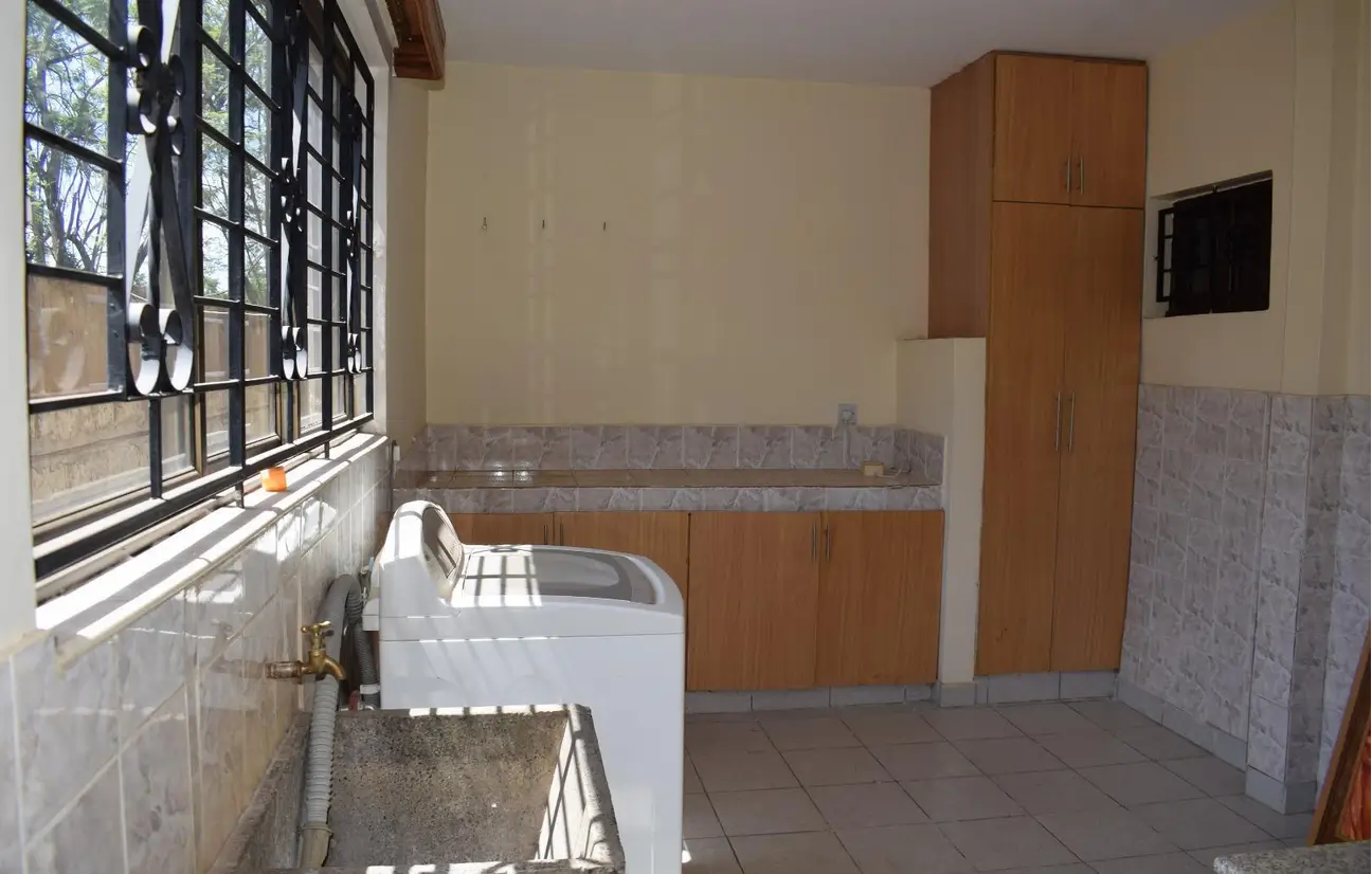 Basic kitchen with wooden cabinetry and ceramic tile backsplash