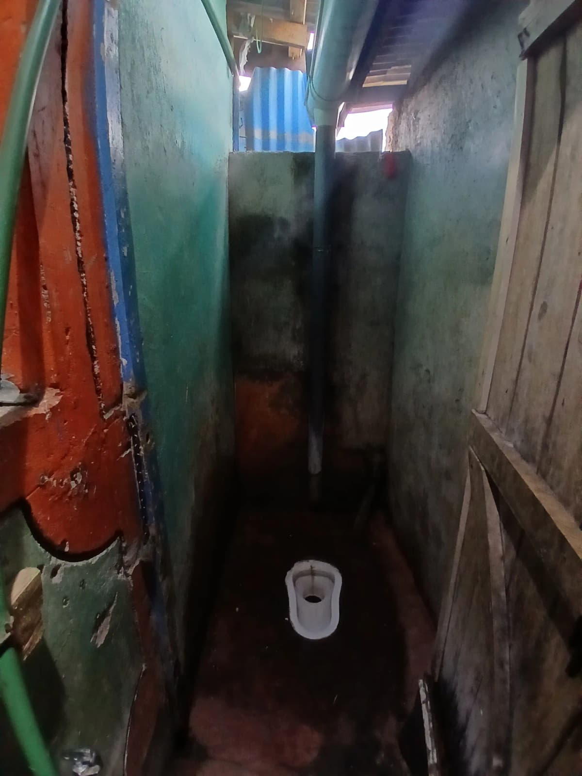 Narrow utility room with washing equipment and storage