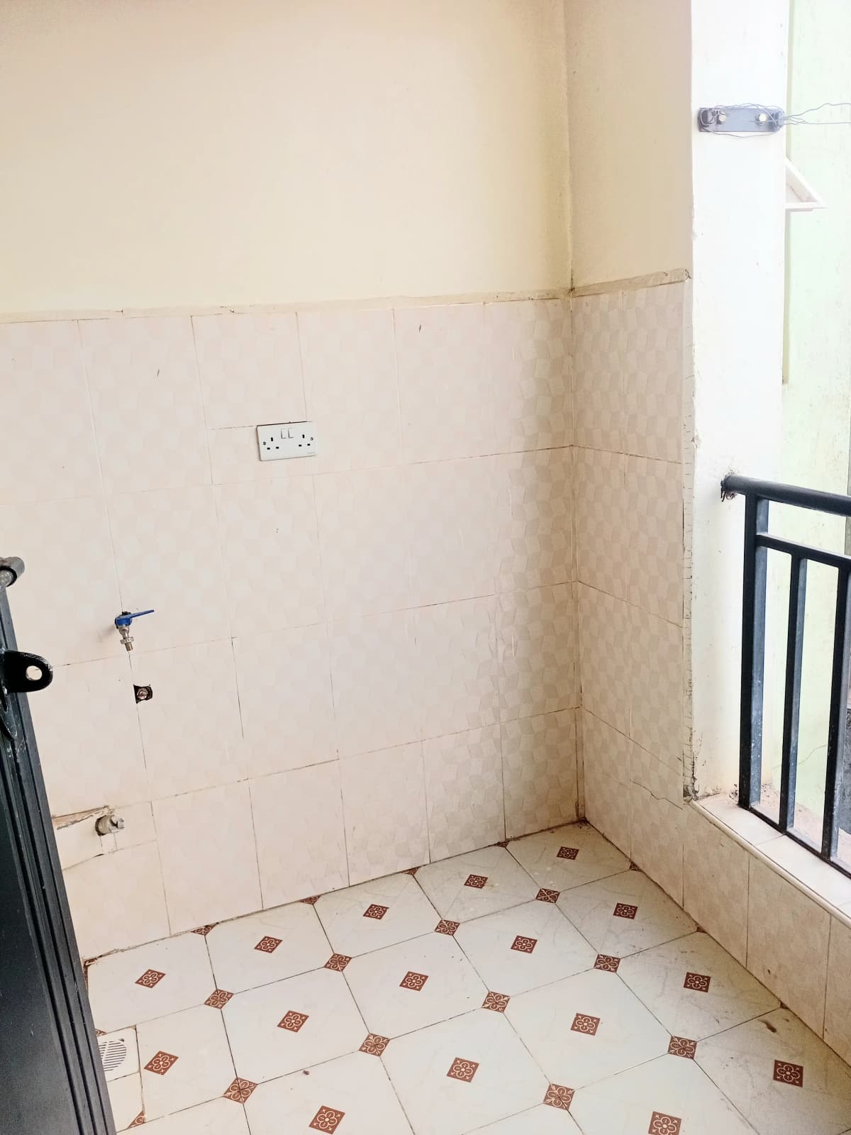 Basic bathroom with beige tile walls and patterned floor